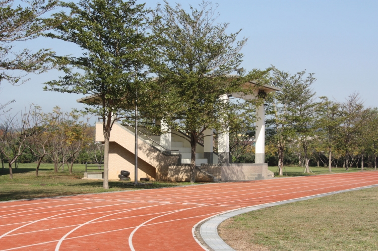 THE CAMPUS OF DA-TON HIGH SCHOOL      2001  A-79 1